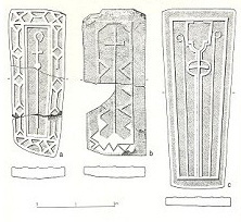 Afb. boven: Getekende weergave van de deksels die in Steerwolde zijn gevonden. 
Alleen de meest rechtse is nog vrij gaaf.